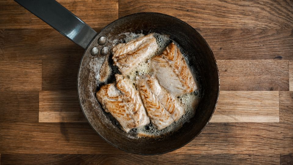 Минтай на сковородке: ужин за 15 минут — вкуснее вы и не пробовали Минтай на сковородке: ужин за 15 минут — вкуснее вы и не пробовали