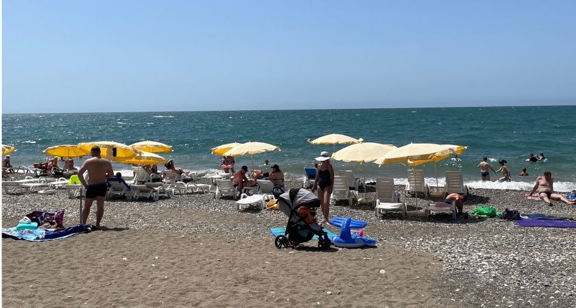 Купаться невозможно, люди просто сидят на берегу: Черное море преподнесло крайне неприятный сюрприз отдыхающим