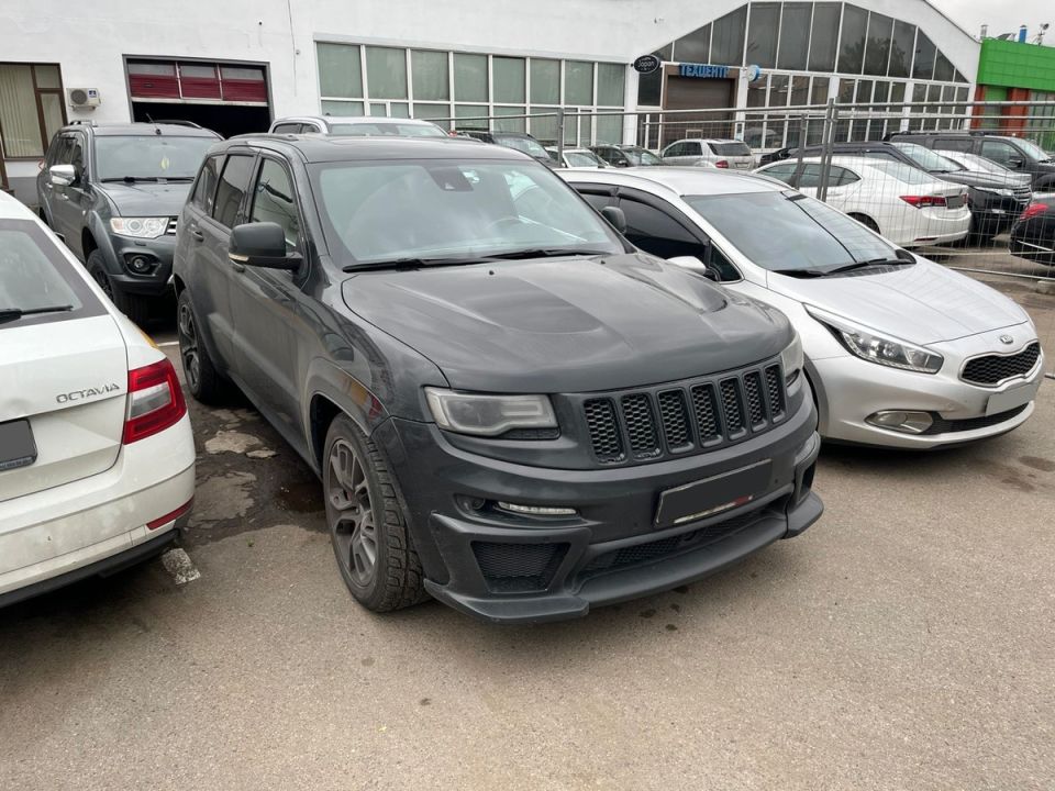  :  Jeep Grand Cherokee SRT8    