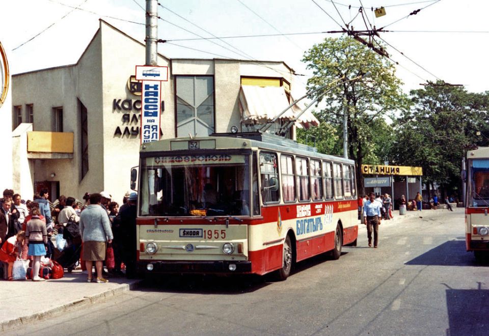   1990 :      