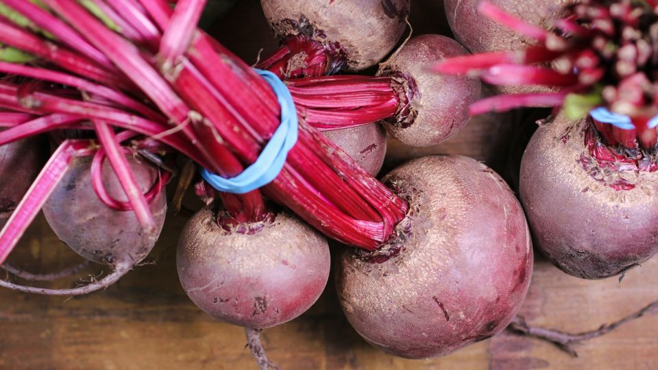 Свекла сварится быстрее и не будет водянистой: при варке используйте хитрый прием