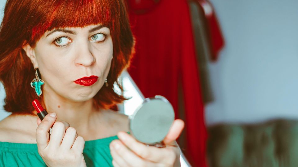 Минус 10 лет: эта простая хитрость поможет выбрать омолаживающий оттенок помады