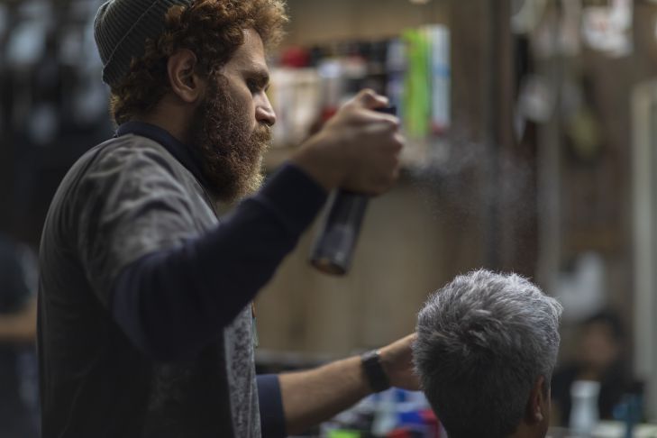 4 приема с лаком для волос: как оригинально использовать средство