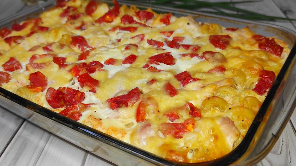 Легкий и сытный ужин: запеканка с макаронами и куриным филе