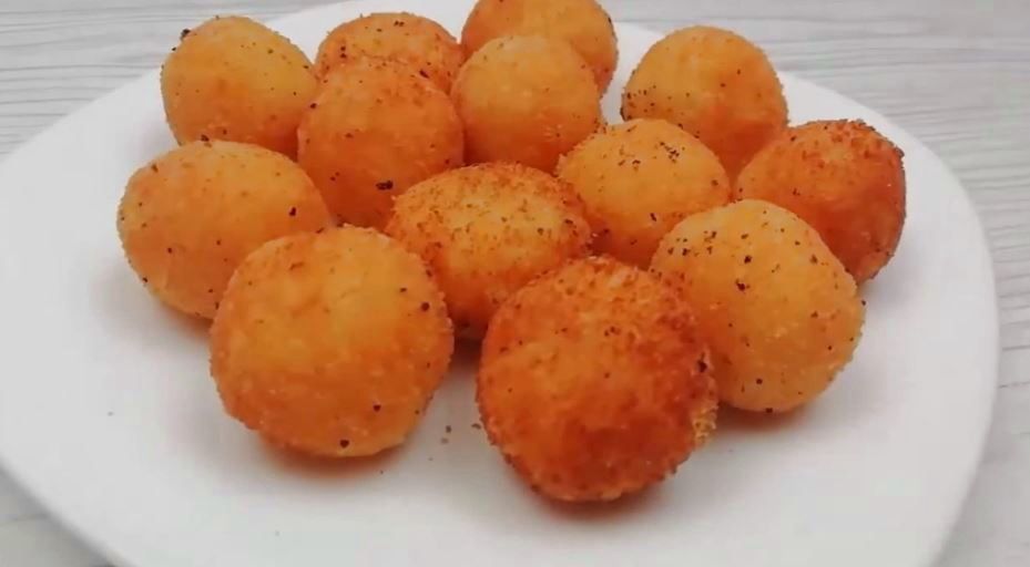 Потрясающие сырные шарики: хрустящие снаружи и тянущиеся внутри