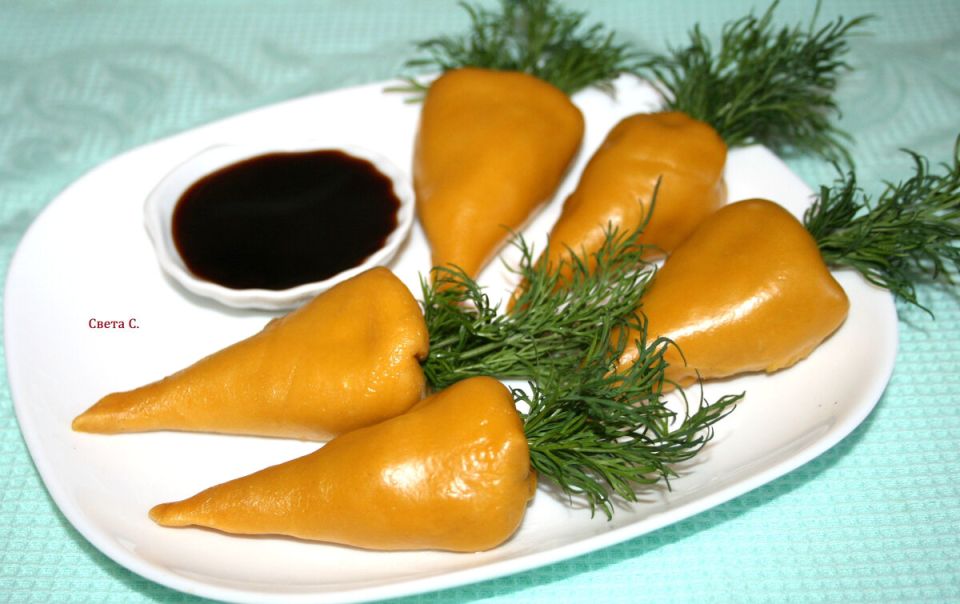 Постные манты в виде морковок с капустой и фасолью