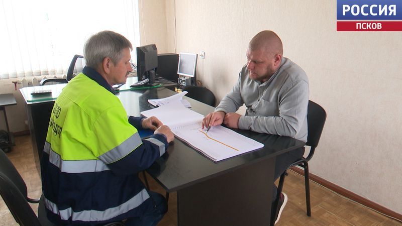 Покос травы и кустарника, обработка от борщевика, грейдирование гравийной дороги - основные задачи дорожников, которые надо успеть выполнить в начале лета