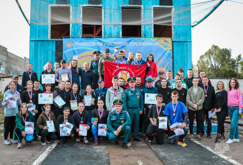 В Пскове состоялись соревнования по пожарно-спасательному спорту