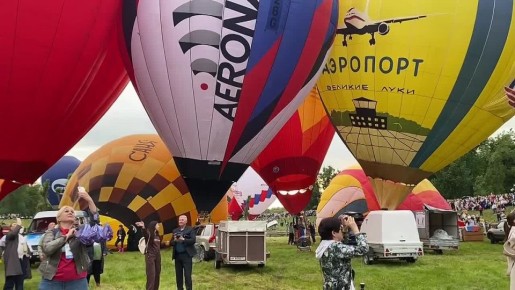 Масс-старт аэростатов 29-й Международной встречи воздухоплавателей 12 июня в Великих Луках