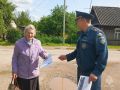 Сотрудники МЧС напомнили жителям Дедовичей о мерах пожарной безопасности