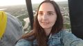 Радиожурналист Елена Яковлева ведет прямой репортаж с международного фестиваля воздухоплавания, рассказывая о состязании «key-grab»