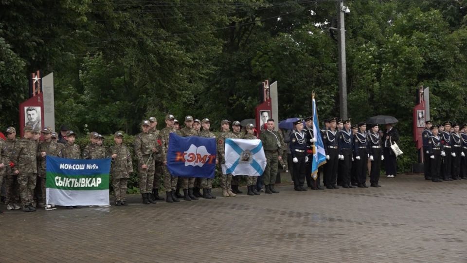 В Великих Луках сегодня дан старт окружному этапу Всероссийской военно-патриотической игры &quot;Зарница 2.0». Торжественное открытие состоялось на площади Матросова у Вечного огня