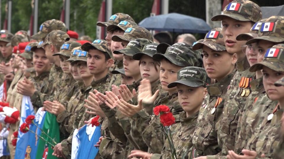 В Великих Луках сегодня дан старт окружному этапу Всероссийской военно-патриотической игры &quot;Зарница 2.0». Торжественное открытие состоялось на площади Матросова у Вечного огня