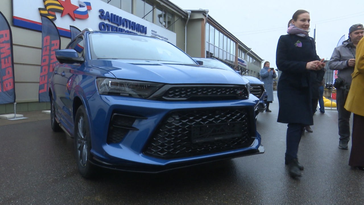 Четыре новых автомобиля получили сегодня в Пскове участники специальной военной операции Четыре новых автомобиля получили сегодня в Пскове участники специальной военной операции