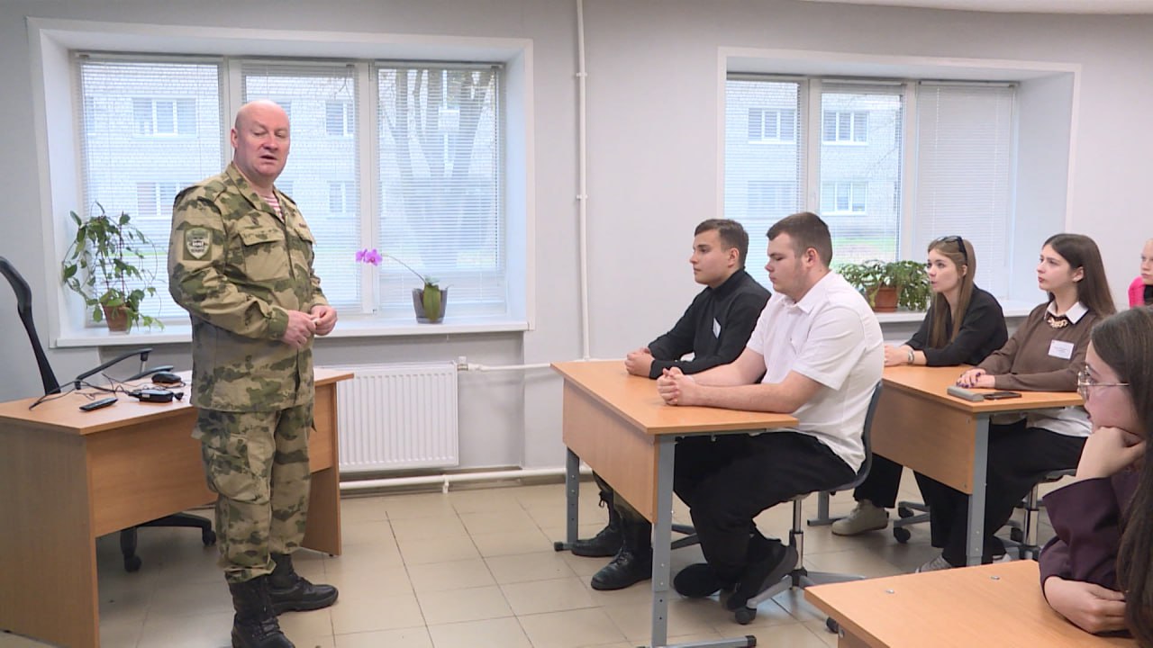 О своей жизни и боевом пути школьникам Псковской области рассказал участник СВО, ветеран боевых действий Евгений Дорошенко О своей жизни и боевом пути школьникам Псковской области рассказал участник СВО, ветеран боевых действий Евгений Дорошенко