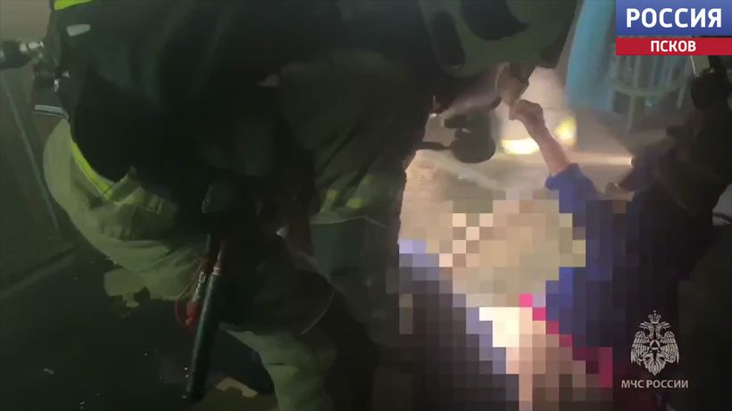 Пятилетнюю девочку и ее бабушку спасли псковские пожарные Пятилетнюю девочку и ее бабушку спасли псковские пожарные