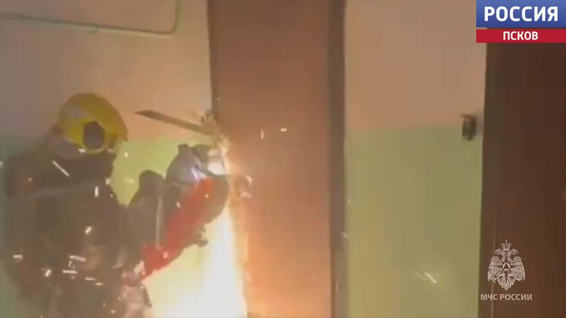 Пятилетнюю девочку и ее бабушку спасли псковские пожарные Пятилетнюю девочку и ее бабушку спасли псковские пожарные