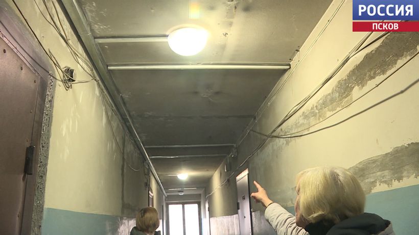 Уже больше двух месяцев в доме №26 по улице Красноармейской в Пскове не могут устранить последствия пожара Уже больше двух месяцев в доме №26 по улице Красноармейской в Пскове не могут устранить последствия пожара