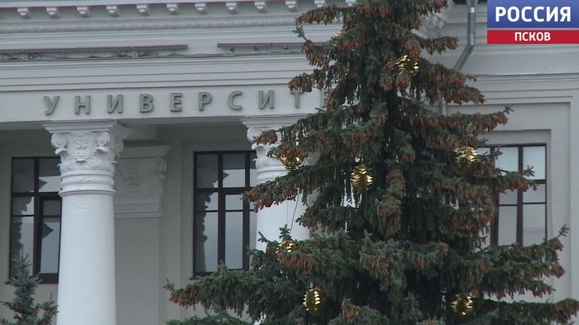 Новый год все ближе. В Пскове уже появились первые праздничные украшения Новый год все ближе. В Пскове уже появились первые праздничные украшения