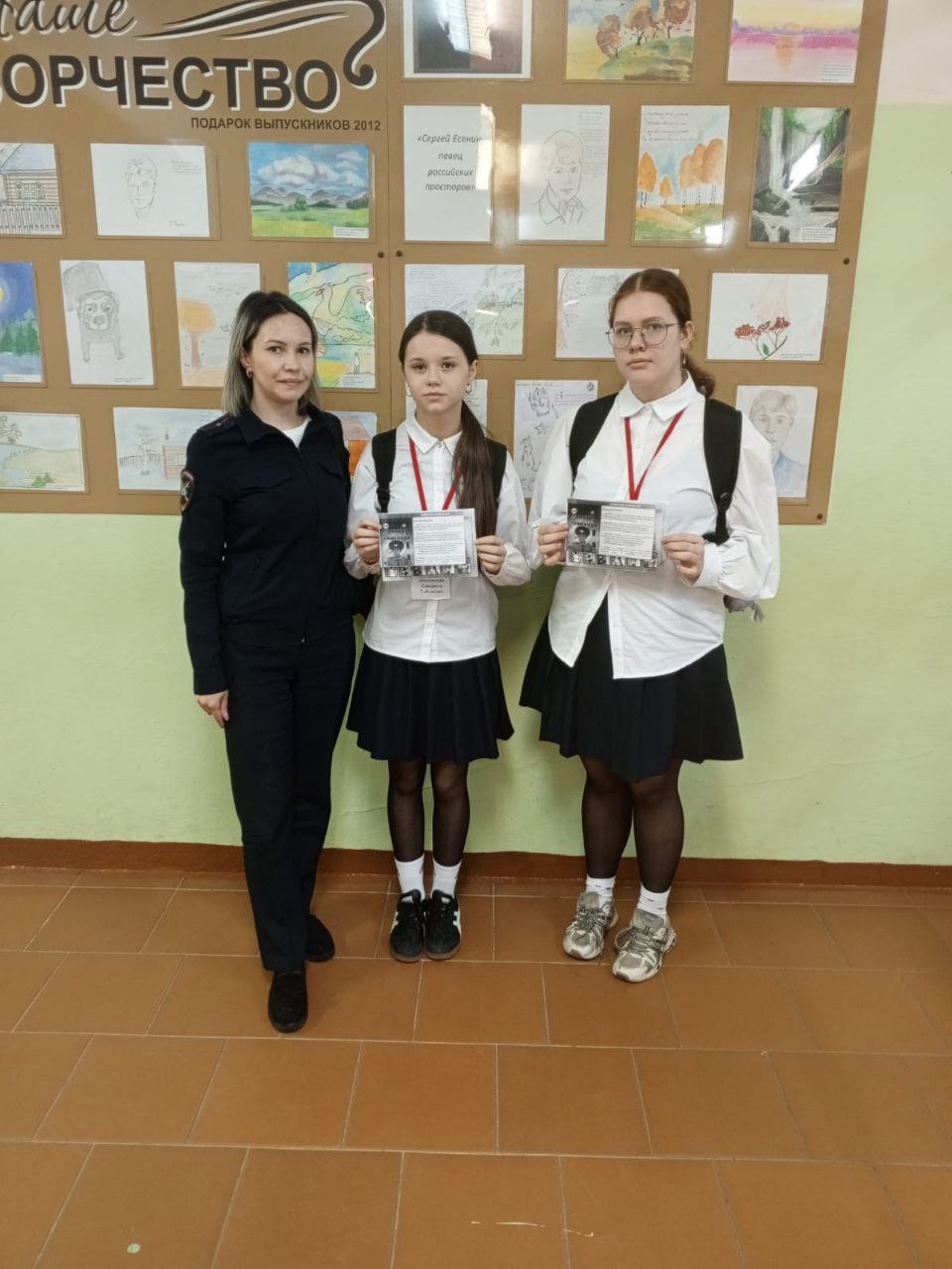 Урок по дорожной безопасности провела инспектор по пропаганде БДД отделения Госавтоинспекции МО МВД России "Новосокольнический" Мария Масловская в школе города Новосокольники Урок по дорожной безопасности провела инспектор по пропаганде БДД отделения Госавтоинспекции МО МВД России "Новосокольнический" Мария Масловская в школе города Новосокольники