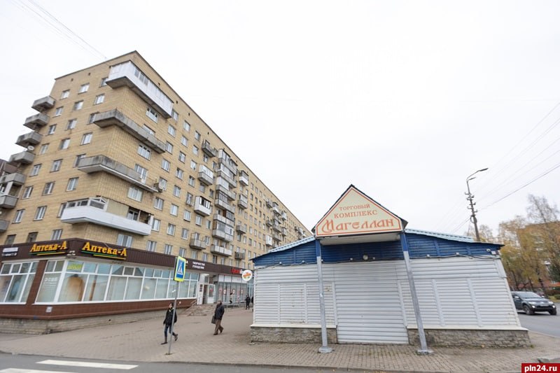 В декорациях ликвидации. «Магеллан» - уродливый ларек под личиной торгового центра будет снесен с лица Рижского проспекта