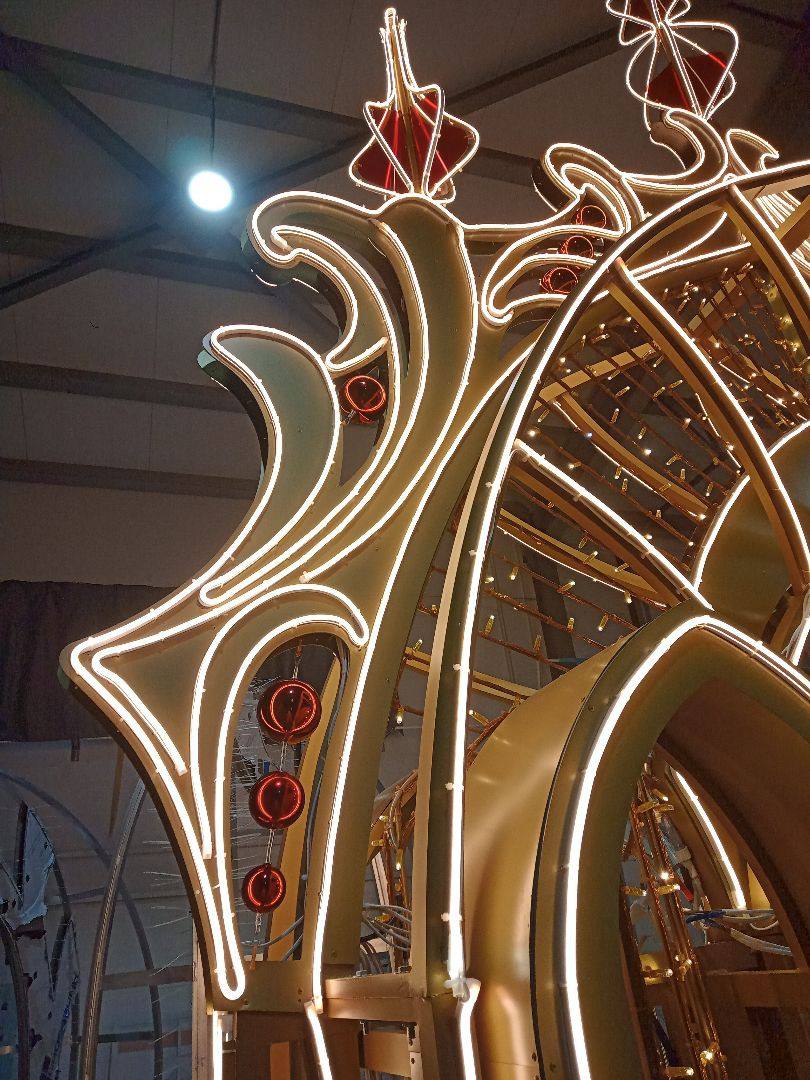 Подготовку к новогодним праздникам начали в Великих Луках Подготовку к новогодним праздникам начали в Великих Луках