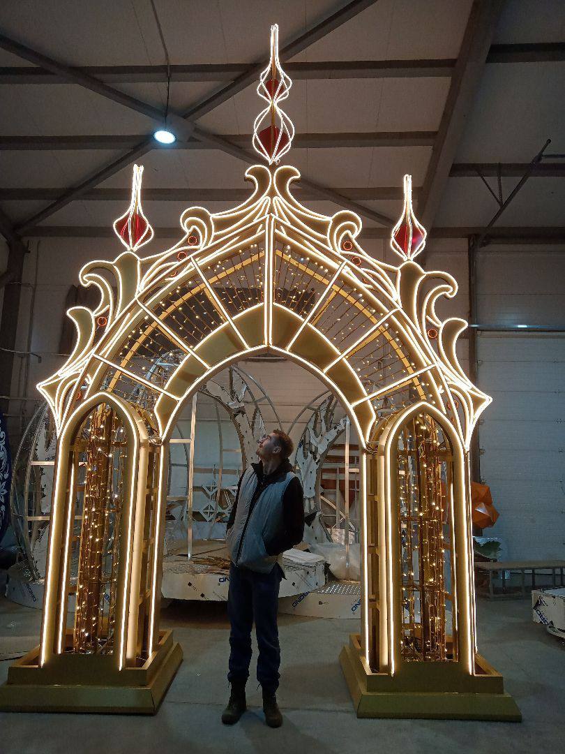 Подготовку к новогодним праздникам начали в Великих Луках Подготовку к новогодним праздникам начали в Великих Луках