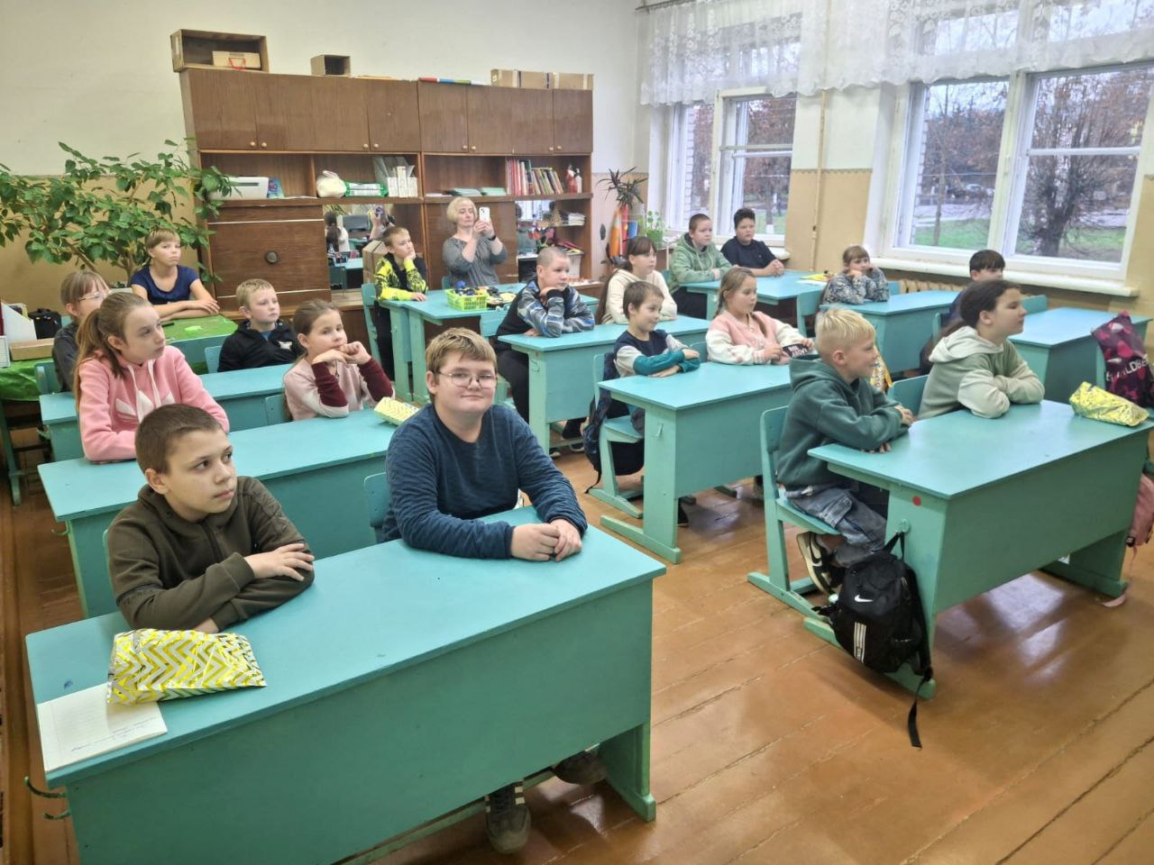 Урок по дорожной безопасности провела инспектор по пропаганде БДД отделения Госавтоинспекции МО МВД России "Новосокольнический" Мария Масловская в школе города Новосокольники Урок по дорожной безопасности провела инспектор по пропаганде БДД отделения Госавтоинспекции МО МВД России "Новосокольнический" Мария Масловская в школе города Новосокольники