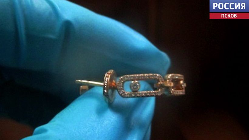 Псковские таможенники пресекли ввоз в нашу страну незадекларированных ювелирных изделий стоимостью в полтора миллиона рублей Псковские таможенники пресекли ввоз в нашу страну незадекларированных ювелирных изделий стоимостью в полтора миллиона рублей