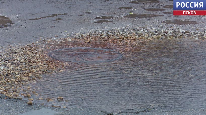 В Гдове из-за прорывов водопровода подтапливает дома и дороги В Гдове из-за прорывов водопровода подтапливает дома и дороги