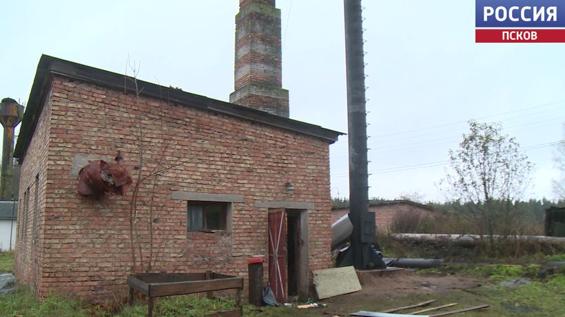 В новоржевской деревне Выбор завершаются работы по замене дымовой трубы на местной котельной