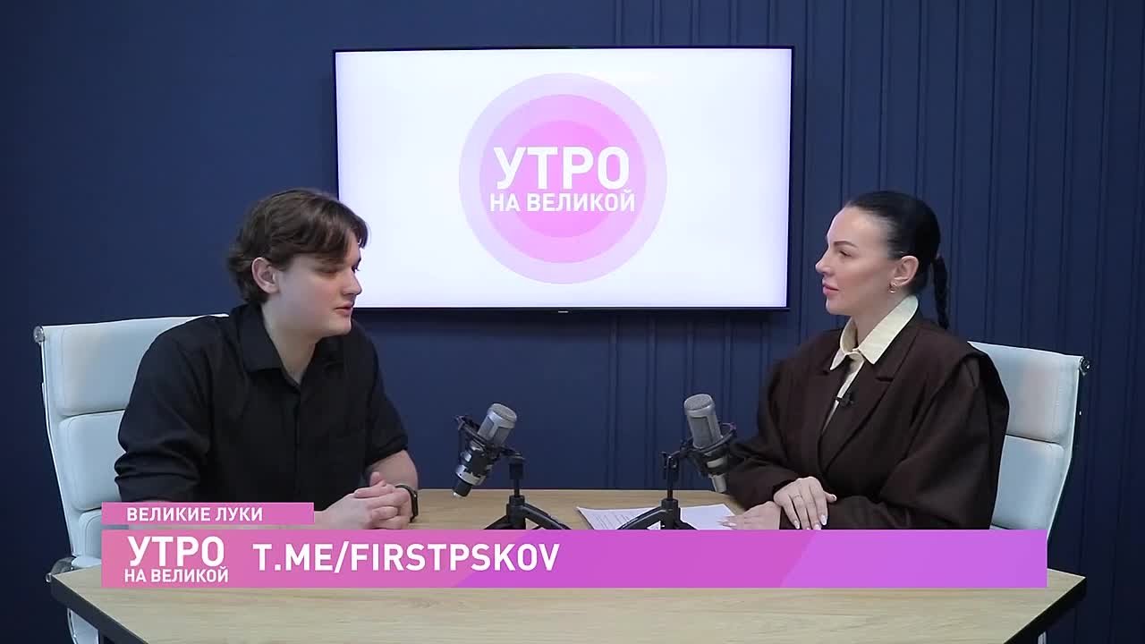 #Утро_на_Великой. Какие из сыгранных ролей актер любит больше всего? Чем полюбился Великолукский драматический театр? Как молодой актер воплощает образ персонажа, который по возрасту старше него? Театр или кино?