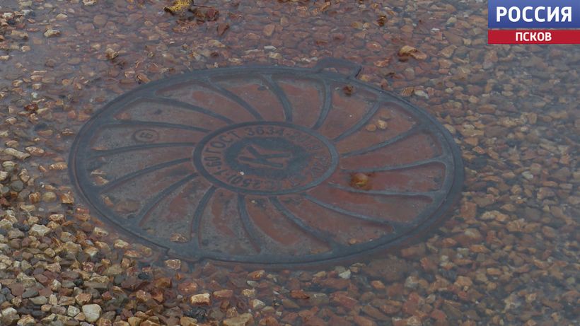 В Гдове из-за прорывов водопровода подтапливает дома и дороги В Гдове из-за прорывов водопровода подтапливает дома и дороги