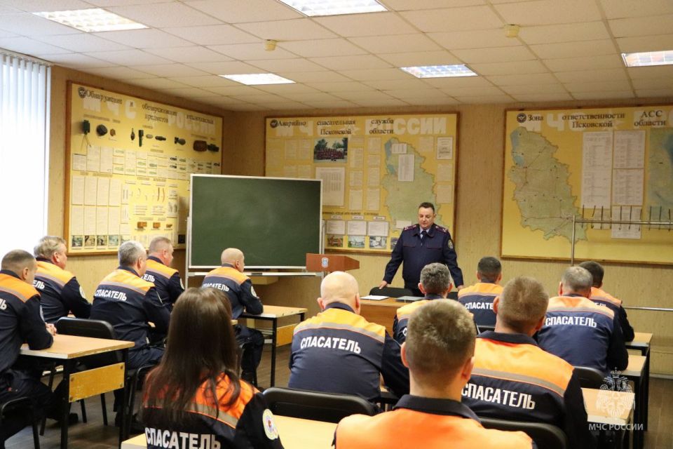 Объявлена благодарность!. Сегодня сотрудникам аварийно-спасательной службы Псковской области были вручены благодарности от имени руководителя следственного управления Следственного комитета РФ по Псковской области