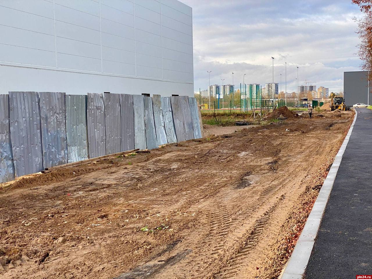 На улице Киселёва в Пскове строят новый проезд к школе и стадиону На улице Киселёва в Пскове строят новый проезд к школе и стадиону