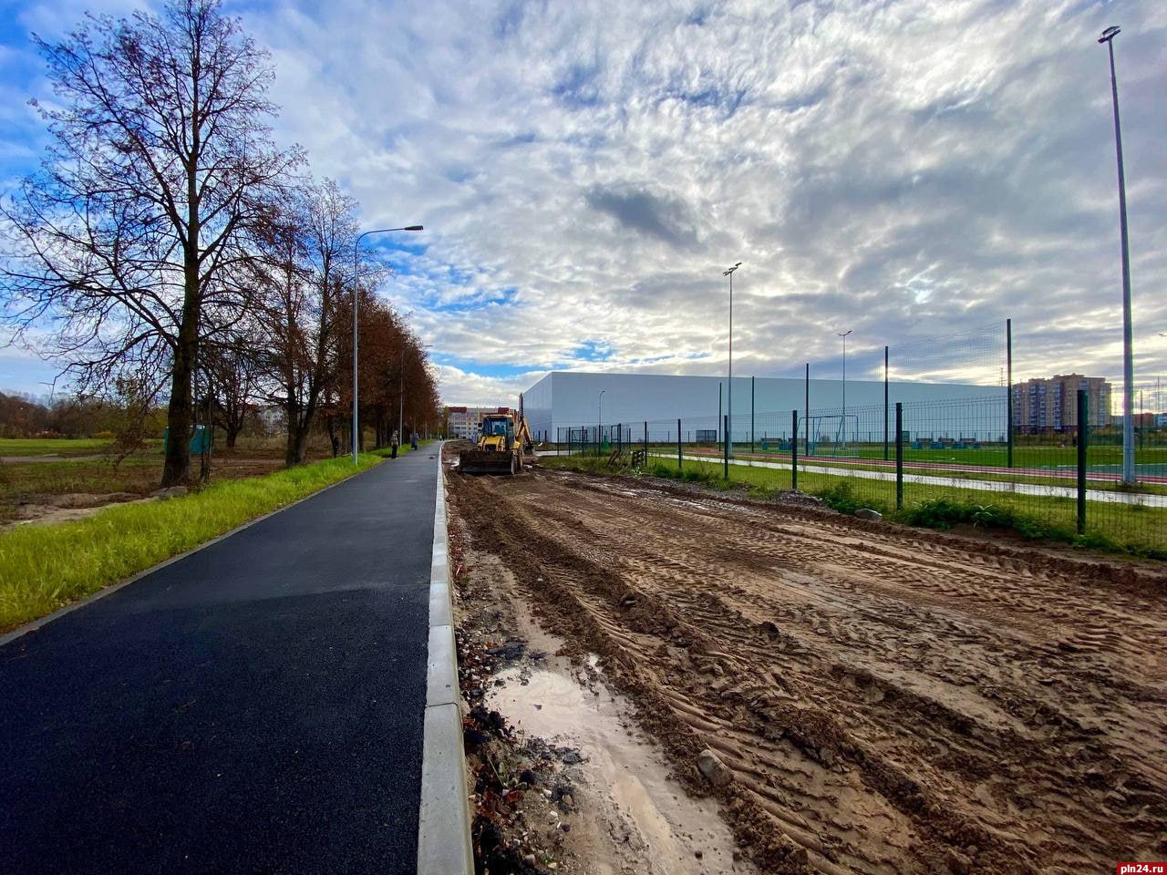 На улице Киселёва в Пскове строят новый проезд к школе и стадиону На улице Киселёва в Пскове строят новый проезд к школе и стадиону