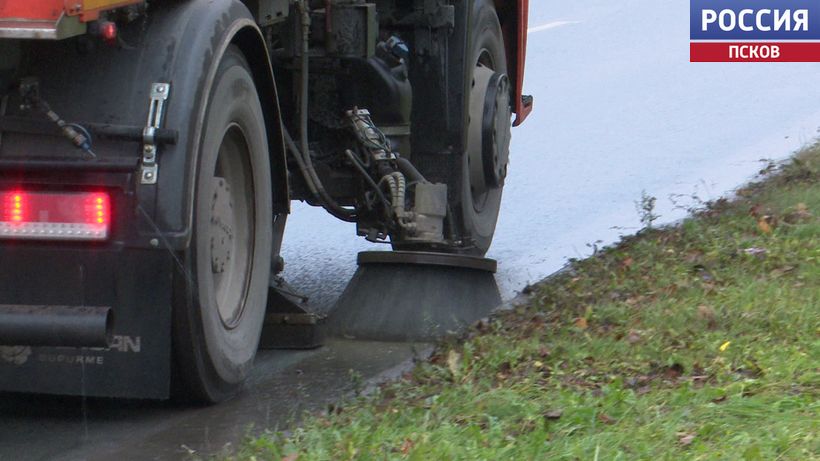 Больше половины центральных улиц Пскова убраны от опавшей листвы Больше половины центральных улиц Пскова убраны от опавшей листвы