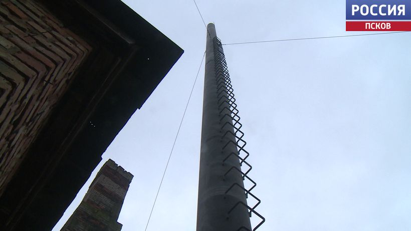 В новоржевской деревне Выбор завершаются работы по замене дымовой трубы на местной котельной В новоржевской деревне Выбор завершаются работы по замене дымовой трубы на местной котельной