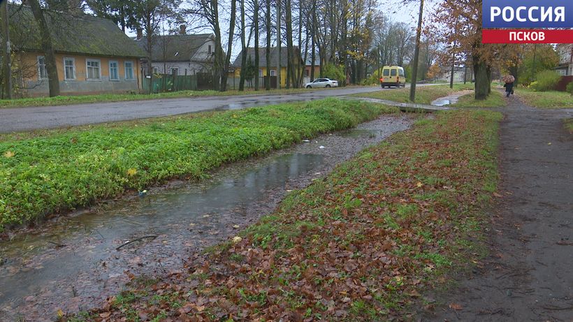 В Гдове из-за прорывов водопровода подтапливает дома и дороги В Гдове из-за прорывов водопровода подтапливает дома и дороги