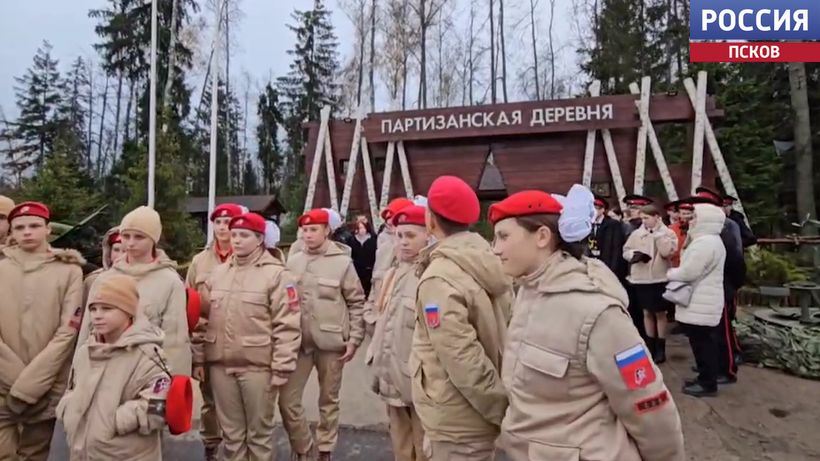 Юнармейцы военно-патриотического клуба из Опочки "Беркут" в составе делегации школьников Псковской области побывали в парке "Патриот" в Москве