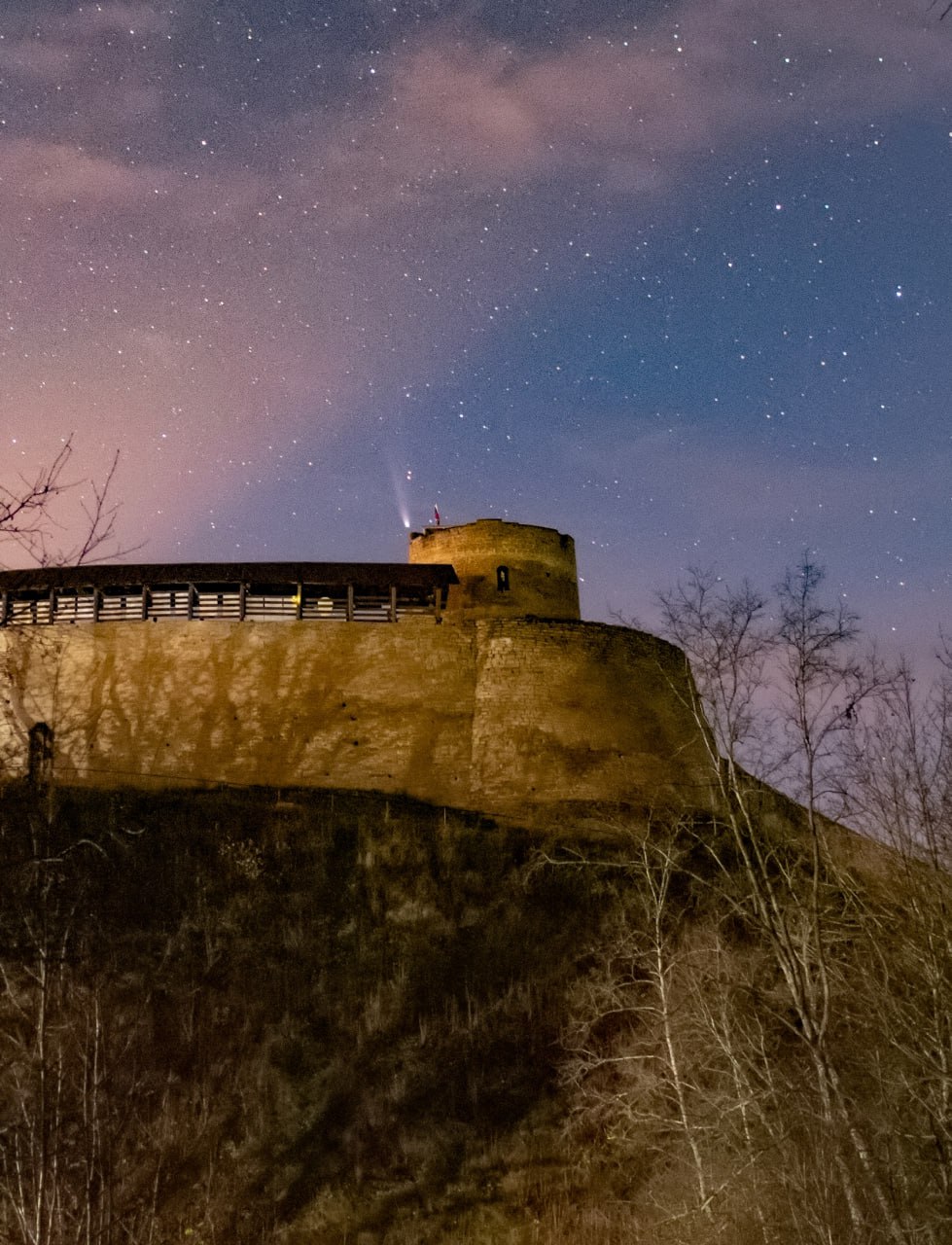 Астроном-любитель Петр Митрофанов запечатлел северное сияние в небе над Изборском Астроном-любитель Петр Митрофанов запечатлел северное сияние в небе над Изборском