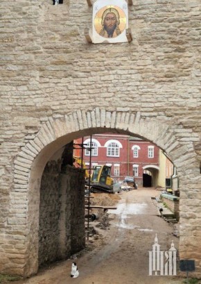 Марсик на дежурстве!. Сторож башни Нижних решеток может быть спокоен! Фото: Монах Мелитон (Зырянов) / Псково-Печерский монастырь