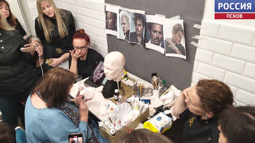 Кондитер из Себежа Александра Сафронова за пять дней, проведенных в Москве, получила награду профильного журнала, прошла мастер-класс по лепке бюста, встретилась с "сахарным королем" из Китая, побывала в редакции известного... Кондитер из Себежа Александра Сафронова за пять дней, проведенных в Москве, получила награду профильного журнала, прошла мастер-класс по лепке бюста, встретилась с "сахарным королем" из Китая, побывала в редакции известного...