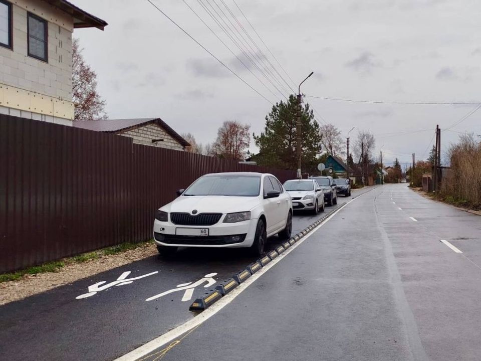 Елкин Борис: В Шабанах продолжается установка делиниаторов – искусственных бордюров, которые чётко определяют пешеходную переходную зону от проезжей части