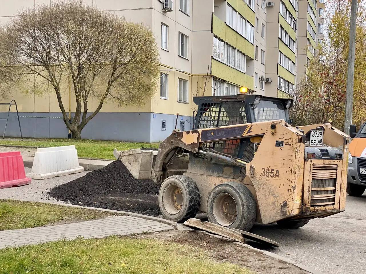 Елкин Борис: Проезд на улице Владимирской, проходящий вдоль дома №4 и до пересечения с улицей Никольской, вскоре обретёт свежий слой асфальта Елкин Борис: Проезд на улице Владимирской, проходящий вдоль дома №4 и до пересечения с улицей Никольской, вскоре обретёт свежий слой асфальта