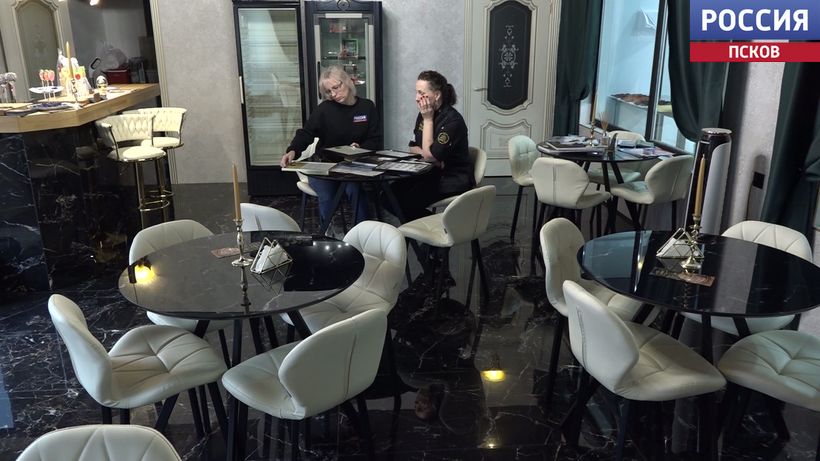 Кондитер из Себежа Александра Сафронова за пять дней, проведенных в Москве, получила награду профильного журнала, прошла мастер-класс по лепке бюста, встретилась с "сахарным королем" из Китая, побывала в редакции известного... Кондитер из Себежа Александра Сафронова за пять дней, проведенных в Москве, получила награду профильного журнала, прошла мастер-класс по лепке бюста, встретилась с "сахарным королем" из Китая, побывала в редакции известного...