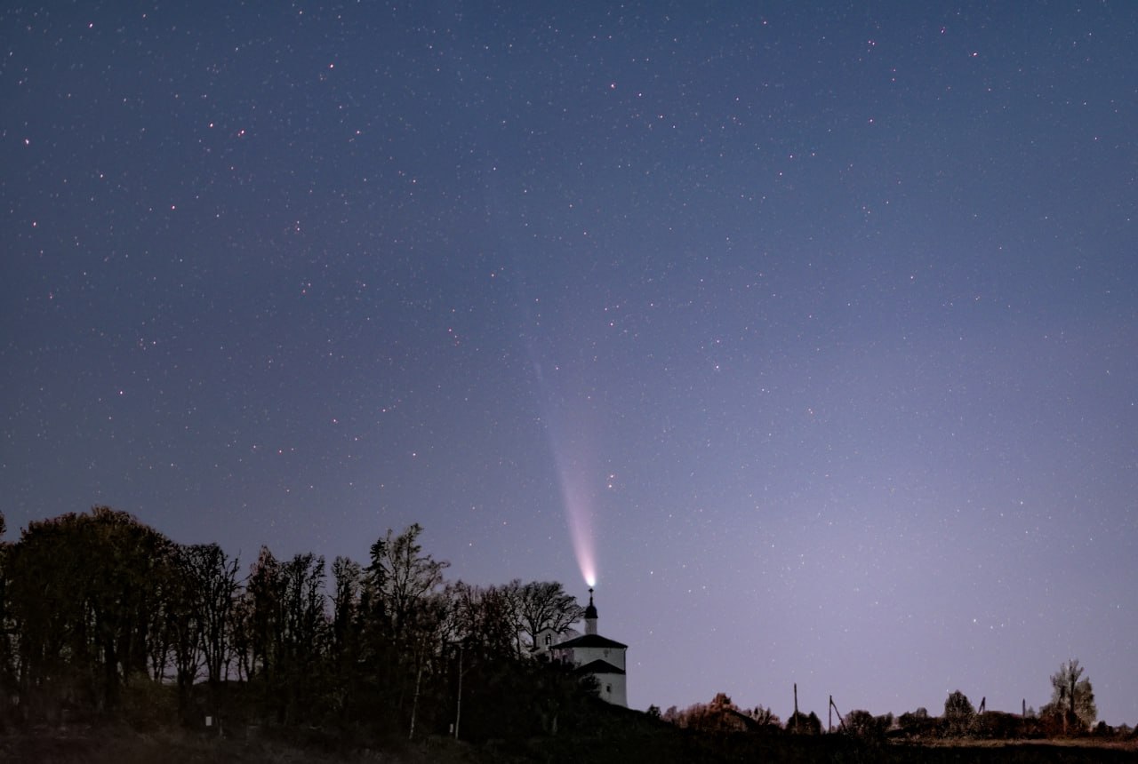 Астроном-любитель Петр Митрофанов запечатлел северное сияние в небе над Изборском