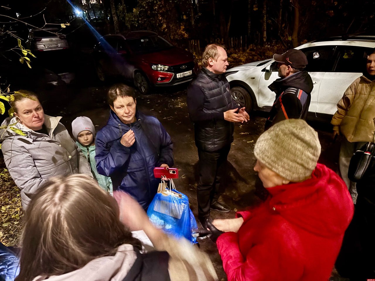 Депутат Псковской гордумы по округу №3 Антон Мороз обсудил с жителями дома №33 на Октябрьском проспекте создание ТОС Депутат Псковской гордумы по округу №3 Антон Мороз обсудил с жителями дома №33 на Октябрьском проспекте создание ТОС