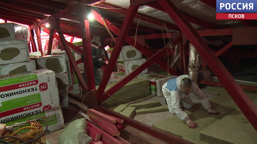 Капитальный ремонт крыши продолжается в доме №125 в псковском Военном городке Капитальный ремонт крыши продолжается в доме №125 в псковском Военном городке