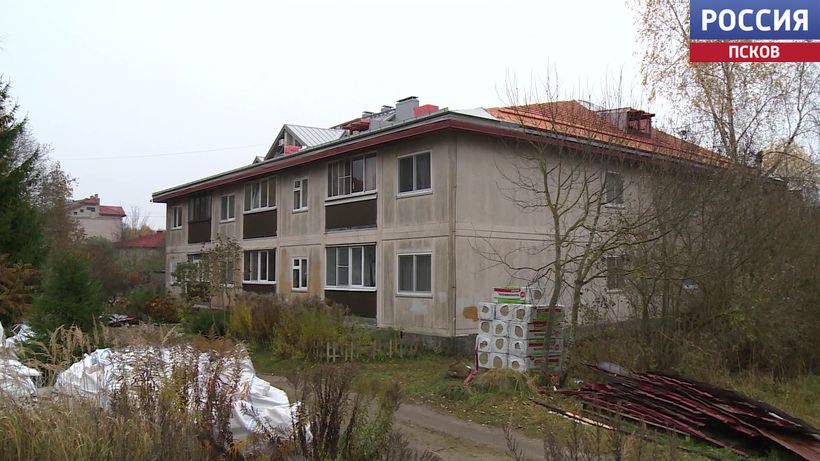 Капитальный ремонт крыши продолжается в доме №125 в псковском Военном городке Капитальный ремонт крыши продолжается в доме №125 в псковском Военном городке